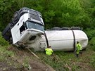 Včera, 19.5.2017 kolem 11: hodiny došlo v zatáčce mezi obcemi Nový Dvůr a Podhořany u Ronova k dopravní nehodě, kdy řidič polského původu prorazil kamionem s cisternou svodidla a sjel ze srázu v ostré zatáčce, kde se následně převrátil. Policisté řídí do Včera, 19.5.2017 kolem 11: hodiny došlo v zatáčce mezi obcemi Nový Dvůr a Podhořany u Ronova k dopravní nehodě, kdy řidič polského původu prorazil kamionem s cisternou svodidla a sjel ze srázu v ostré zatáčce, kde se následně převrátil. Policisté řídí do