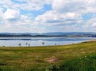 Jezero se nachází pod vrchem Hněvín, těsně u přesunutého chrámu Nanebevzetí Panny Marie v Mostě. Jezero Most vzniklo na místě bývalého královského města Most, jež muselo ustoupit těžbě. Těžba uhlí byla definitivně ukončena k 31.8.1999. Jezero Most leží v Jezero se nachází pod vrchem Hněvín, těsně u přesunutého chrámu Nanebevzetí Panny Marie v Mostě. Jezero Most vzniklo na místě bývalého královského města Most, jež muselo ustoupit těžbě. Těžba uhlí byla definitivně ukončena k 31.8.1999. Jezero Most leží v