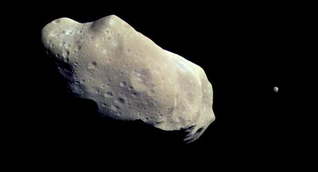 Snímek planetky Ida ze vzdálenosti zhruba deseti tisíc kilometrů pořízený... Snímek planetky Ida ze vzdálenosti zhruba deseti tisíc kilometrů pořízený...