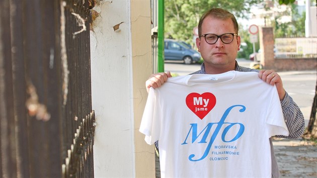 Odborář Vojtěch Pospíšil s tričkem, v němž chce část olomouckých filharmoniků... Odborář Vojtěch Pospíšil s tričkem, v němž chce část olomouckých filharmoniků...