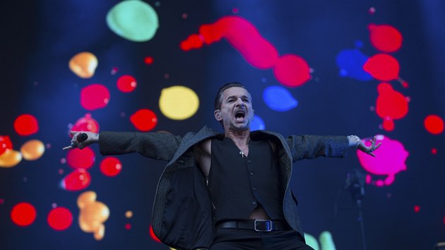 Dave Gahan během koncertu v pražském Edenu (24. května 2017). Dave Gahan během koncertu v pražském Edenu (24. května 2017).