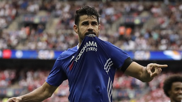 Útočník Chelsea Diego Costa se raduje z vyrovnávací trefy ve finále FA Cupu. Útočník Chelsea Diego Costa se raduje z vyrovnávací trefy ve finále FA Cupu.