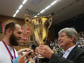 Kapitán děčínských basketbalistů Jakub Houška přebírá pohár za druhé místo od... Kapitán děčínských basketbalistů Jakub Houška přebírá pohár za druhé místo od...