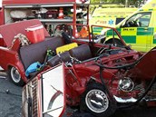 Posádka vozu značky Lada skončila po střetu s kamionem v nemocnici. Posádka vozu značky Lada skončila po střetu s kamionem v nemocnici.
