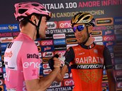 TAK ZASE KAMARDI? Tom Dumoulin (vlevo) s Vincenzem Nibalim na startu 19. etapy...