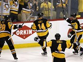 Chris Kunitz (uprosted) z Pittsburghu se raduje se spoluhri z rozhodujcho...