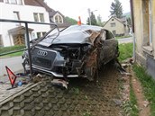 Řidič jel v Jeseníku zatáčkou příliš rychle, dostal smyk a vůz poté najel na... Řidič jel v Jeseníku zatáčkou příliš rychle, dostal smyk a vůz poté najel na...