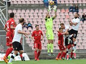 Brněnský gólman Dušan Melichárek chytá míč v utkání proti Plzni. Brněnský gólman Dušan Melichárek chytá míč v utkání proti Plzni.