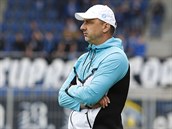 Liberecký trenér Jindřich Trpišovský sleduje hru svých svěřenců. Liberecký trenér Jindřich Trpišovský sleduje hru svých svěřenců.