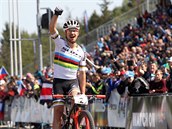 Nino Schurter vtzoslavn pijd do cle zvodu v Novm Mst na Morav