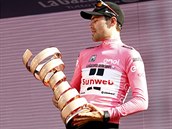 Tom Dumoulin s trofej pro vtze 100. ronku Gira.