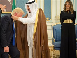 Americký prezident Donald Trump s manelkou Melanií na oficiální návtv...