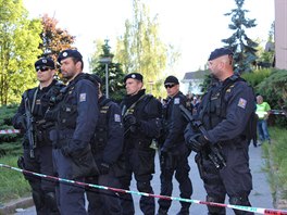 Policist pi dohledu nad pietnm shromdn Rom v Chomutov.