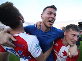 Fotbalisté Slavie oslavují zisk mistrovského titulu.