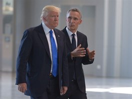 Americk prezident Donald Trump a f NATO Jens Stoltenberg pi oteven nov...