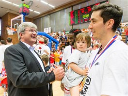 Miroslav Jansta (vlevo) gratuluje coby pedseda esk basketbalov federace...