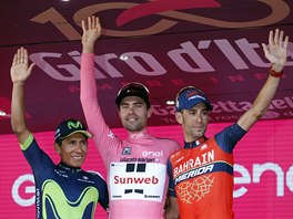 Tom Dumoulin (uprosted) slav triumf na 100. ronku Gira, vlevo je druh...