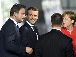 Lucemburský premiér Xavier Bettel, francouzský prezident Emmanuel Macron a...