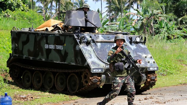 Na Filipnch se vyhrotily boje mezi vldnmi vojky a islamisty. (24.5.2017)