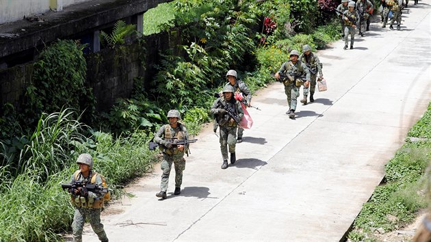 Vojci ve mst Marawi, kde zu boje s islamisty. (29.5. 2017)
