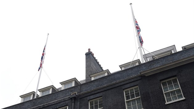 V Downing Street 10 po teroristickm toku v Manchesteru sthli vlajku na pl erdi (23. kvtna 2017)