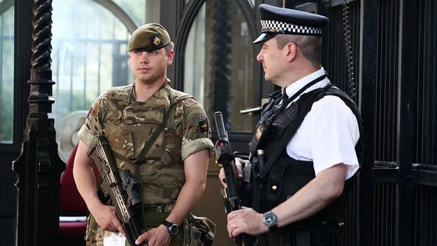 Britsk vlda vyslala do ulic stovky ozbrojench policist a vojk (25. kvtna 2017)