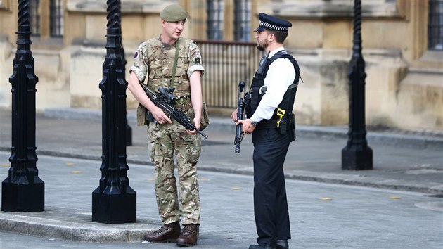 Britsk vlda vyslala do ulic stovky ozbrojench policist a vojk (25. kvtna 2017)