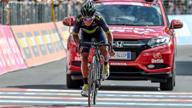 Nairo Quintana v cíli šestnácté etapy Gira.