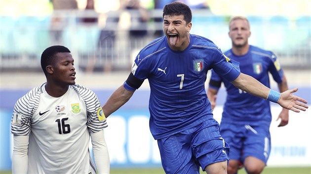 Italsk fotbalista Riccardo Orsolini oslavuje svj gl v utkn s Jin Afrikou.