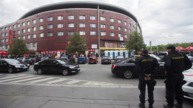 Policist ped koncertem Depeche Mode hldkuj ped stadionem v praskm Edenu (24.5.2017)