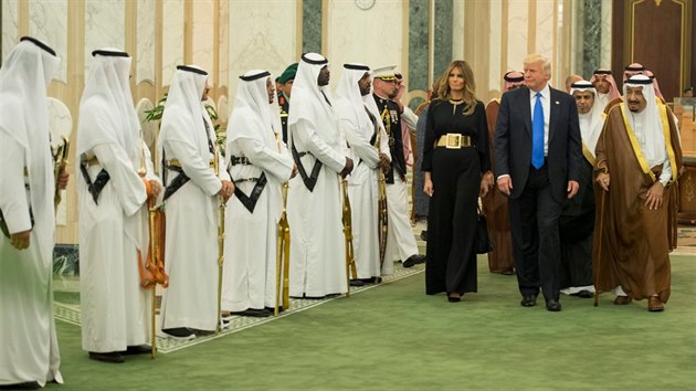 Americk prezident Donald Trump s manelkou Melani na oficiln nvtv Sadsk Arbie (20. kvtna 2017)