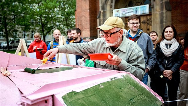 Petrn  tanku v Brn na pvodn zelenou barvu (21. kvtna 2017).