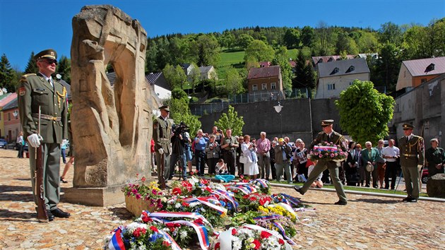 Pietn shromdn u pamtnku Brna svobody ped kostelem sv. Jchyma u pleitosti 28. ronku Jchymovskho pekla.