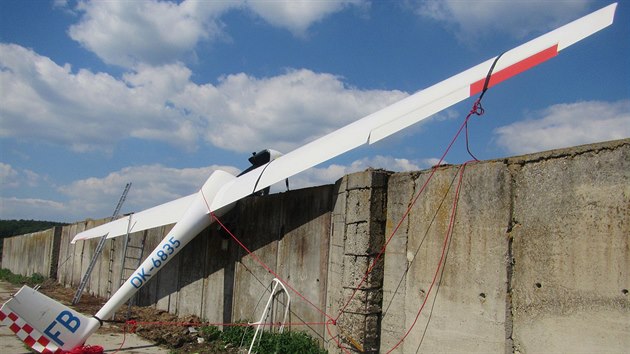 V kokpitu kluzku, kter zstal zachycen na betonov zdi siln jmy v arelu zemdlskho podniku v Doubravch na Zlnsku, zstal uvznn jeho pilot.