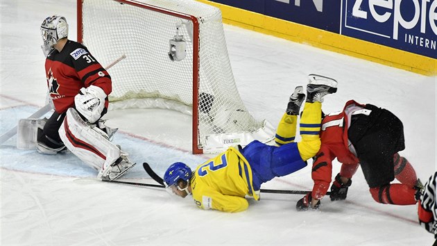 Kanadsk tonk Wayne Simmonds podr Eliase Lindholma ze vdska.