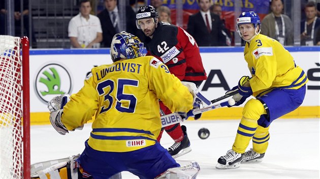 vdsk glman Henrik Lundqvist zasahuje proti pokusu Chrise Leeho z Kanady.