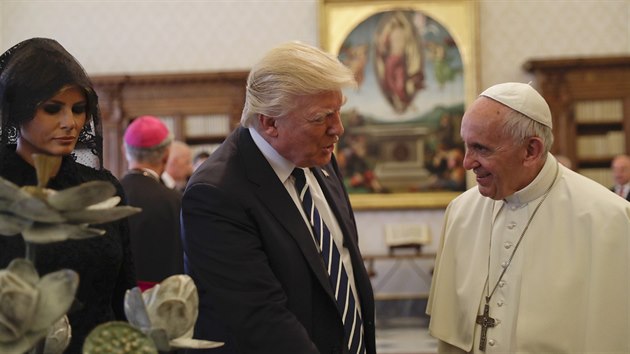 Donald Trump se ve stedu setkal s papeem Frantikem (24. kvtna 2017)