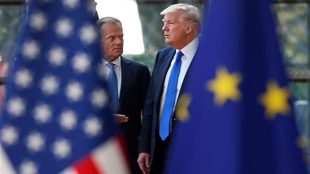 Donald Trump ve tvrtek dorazil do Bruselu. Na snmku s Donaldem Tuskem (25. kvtna 2017)