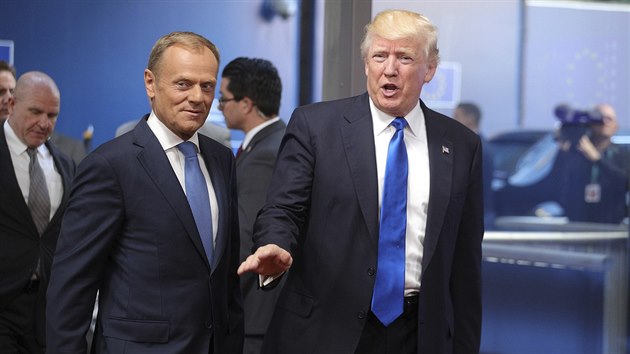 Donald Trump ve tvrtek dorazil do Bruselu. Na snmku s Donaldem Tuskem (25. kvtna 2017)