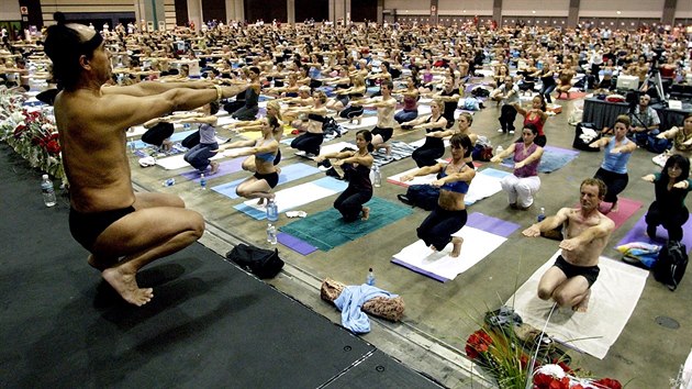 Bikram Choudhury pi hromadnm cvien bikram jgy v Los Angeles (2003).