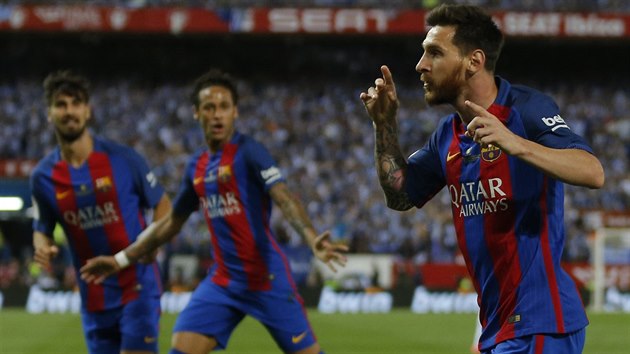 Lionel Messi (vlevo) z Barcelony slav svoji trefu ve finle panlskho pohru.