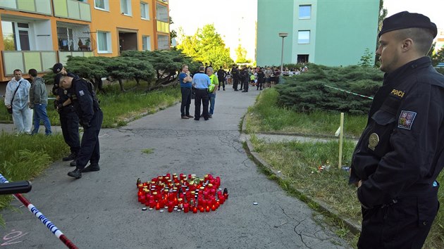 Pietn shromdn na chomutovskm sdliti, kde v noci  zemel po stelb mu (27. kvtna 2017)