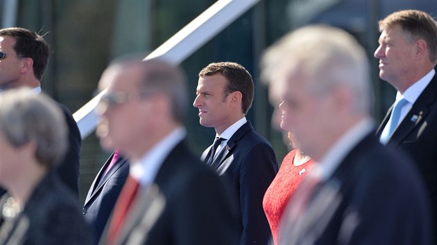 Francouzsk prezident Emmanuel Macron na schzce ldr NATO v Bruselu