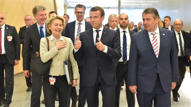 Nmeck ministryn obrany Ursula von der Leyen, francouzsk prezident Emmanuel Macron a f nmeck diplomacie Sigmar Gabriel v sdle NATO