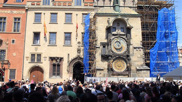 Turist u rekonstruovanho orloje na Staromstskm nmst v Praze (23. kvtna 2017)