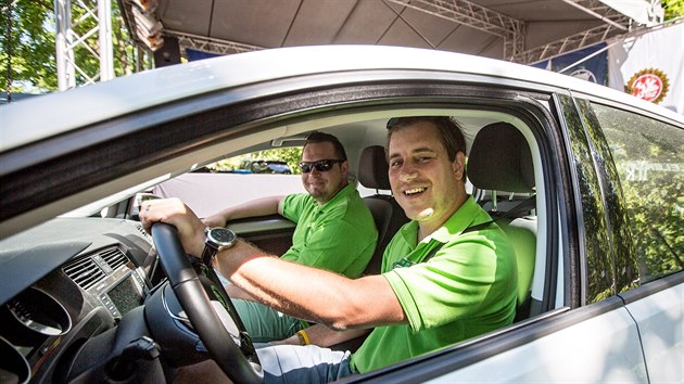 Redaktor Petr Lundk a navigtor Jan Pumpr zvodili s Volkswagenem e-Golfem na elektrick pohon.