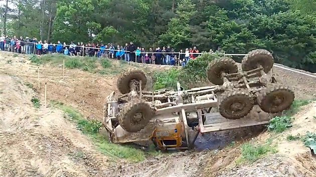 Ural udlal pi trucktrialu kotoul pes stechu, posádka jela dál