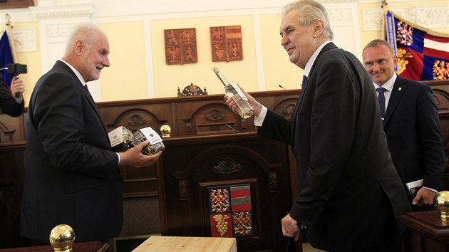 Prezident Milo Zeman na setkn s jihomoravskmi zastupiteli v budov krajskho adu v Brn. Jihomoravskmu hejtmanovi Bohumilu imkovi (ANO) pedal dary vetn slivovice.