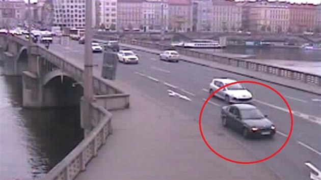 Na praskm Jirskov most nkdo stlel z BMW na dva chodce. Pachatele hled policie (20. kvtna 2017).