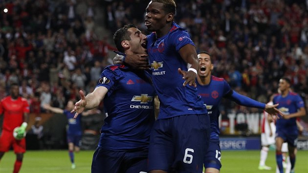 Fotbalist Manchesteru United se raduj z druhho glu ve finle Evropsk ligy:  zleva stelec Henrikh Mchitarjan a Paul Pogba.